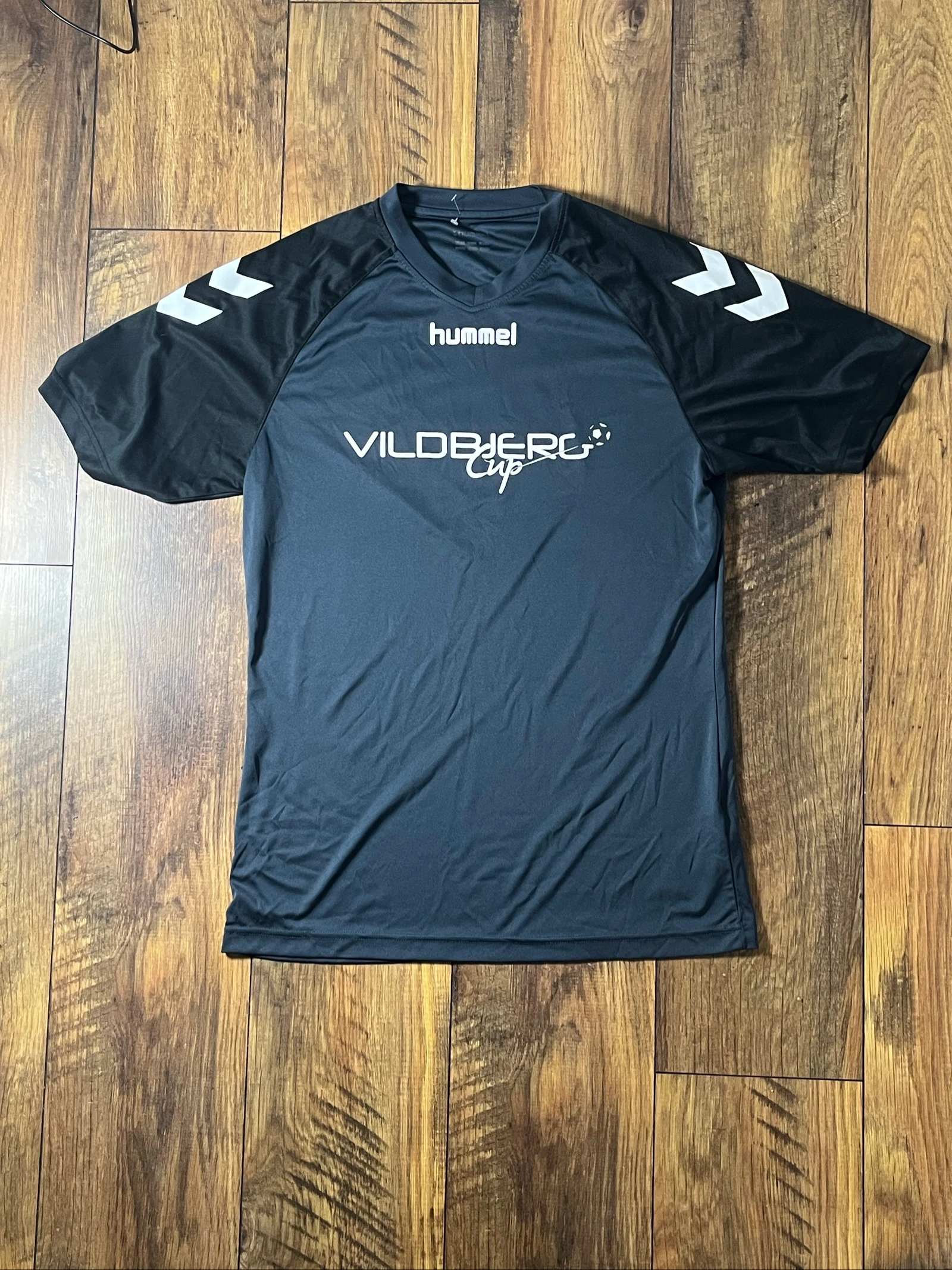 Maillot de foot gris anthracite Vildbjerg Cup tissu technique - Hummel - taille S/M - bon état